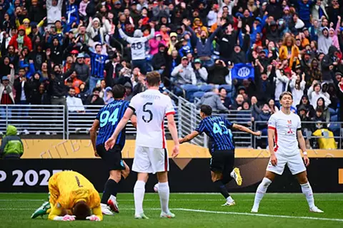  الانحناء أمام الجماهير ودموع وحسرة.. لقطات من مباراة إنتر وأوراوا في كأس العالم (صور)